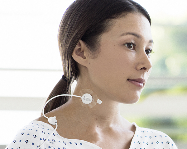 Patient qui porte un capteur de fréquence Masimo respiratoire sur le cou.