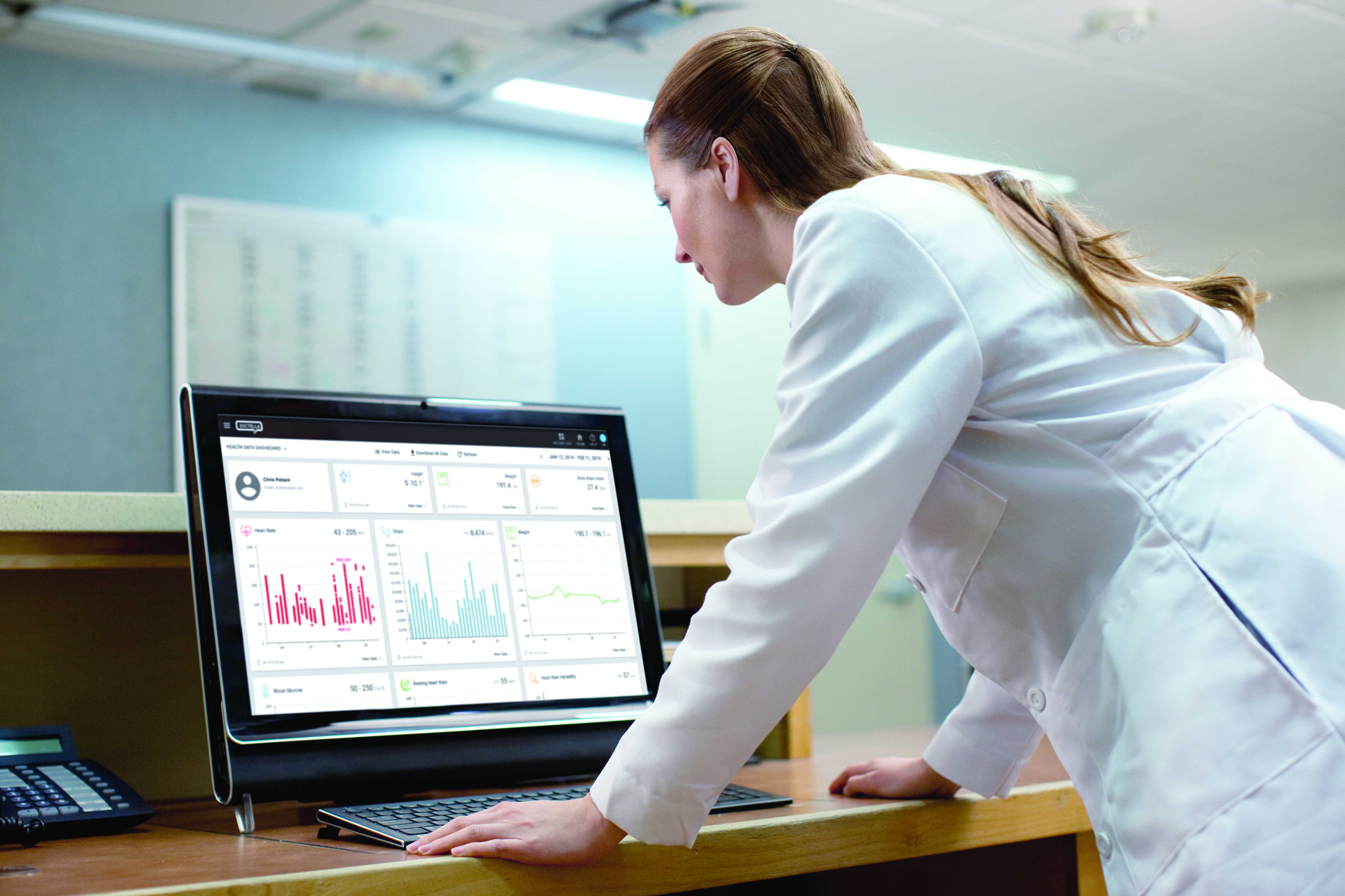 Admin using Masimo SafetyNet to monitor patients